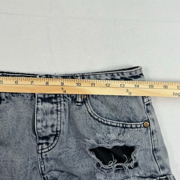 The Frayed Mid Rise Button Fly Jean Shorts Women SZ 4 Distressed Gray Wash Denim - Picture 6 of 11